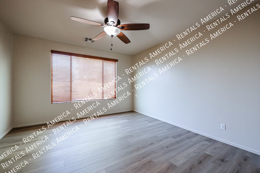 4 bedroom/3 bath with 3 car tandem garage! property image