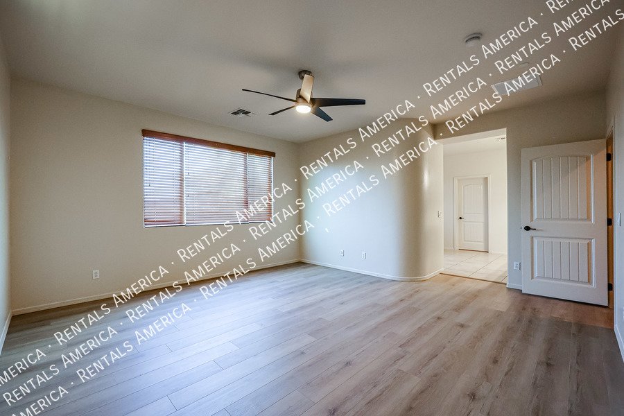 4 bedroom/3 bath with 3 car tandem garage! property image