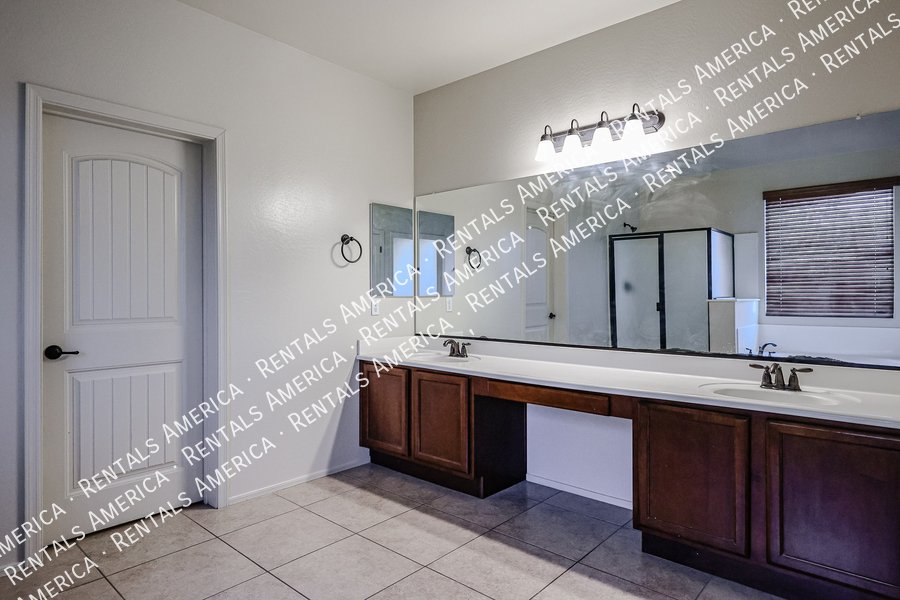 4 bedroom/3 bath with 3 car tandem garage! property image