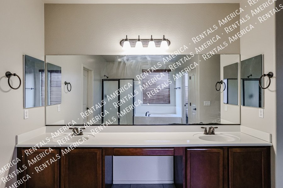 4 bedroom/3 bath with 3 car tandem garage! property image