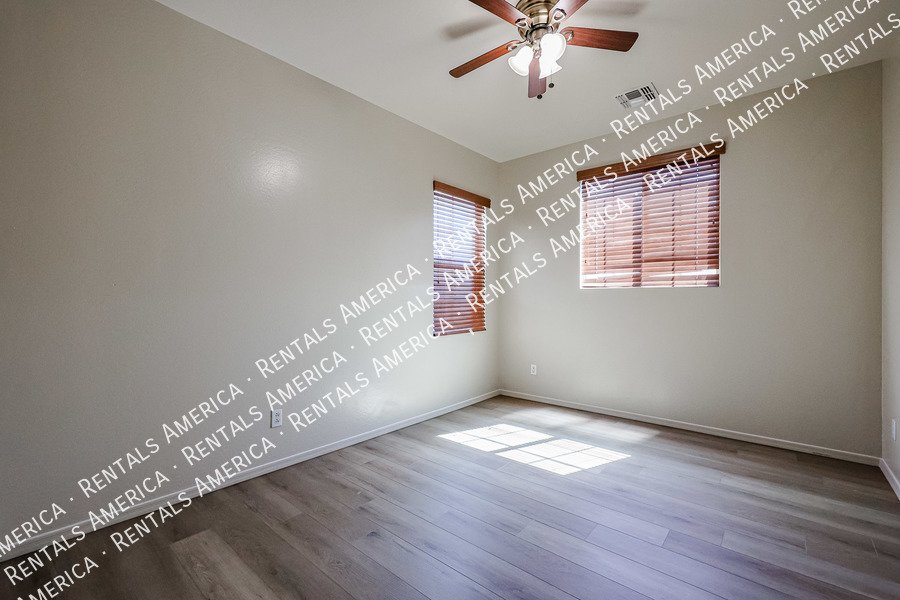 4 bedroom/3 bath with 3 car tandem garage! property image