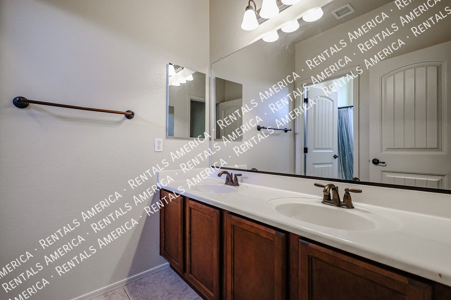 4 bedroom/3 bath with 3 car tandem garage! property image