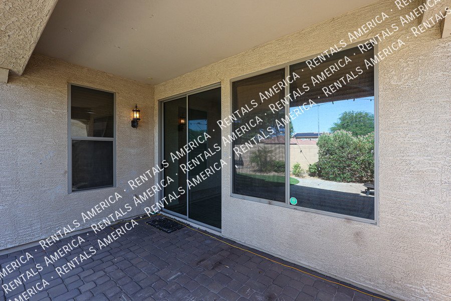 4 bedroom/3 bath with 3 car tandem garage! property image