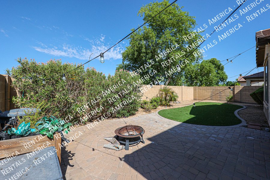 4 bedroom/3 bath with 3 car tandem garage! property image