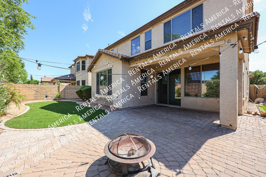 4 bedroom/3 bath with 3 car tandem garage! property image
