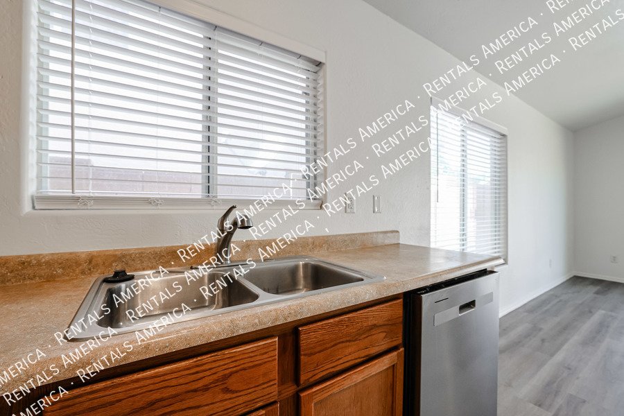 MI SPECIAL! Beautiful 3BD 2BA Home in Windmill Village in Buckeye! property image