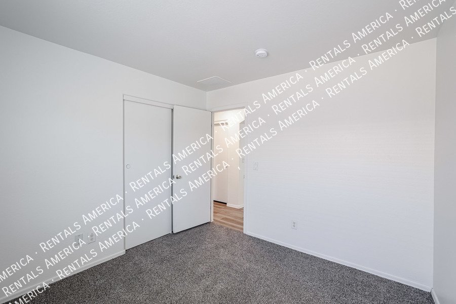 MI SPECIAL! Beautiful 3BD 2BA Home in Windmill Village in Buckeye! property image