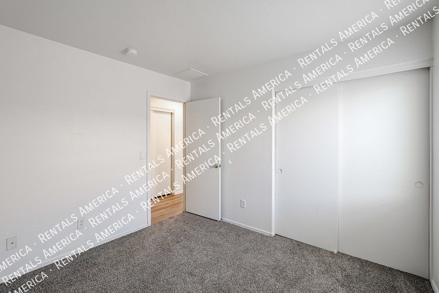 MI SPECIAL! Beautiful 3BD 2BA Home in Windmill Village in Buckeye! property image