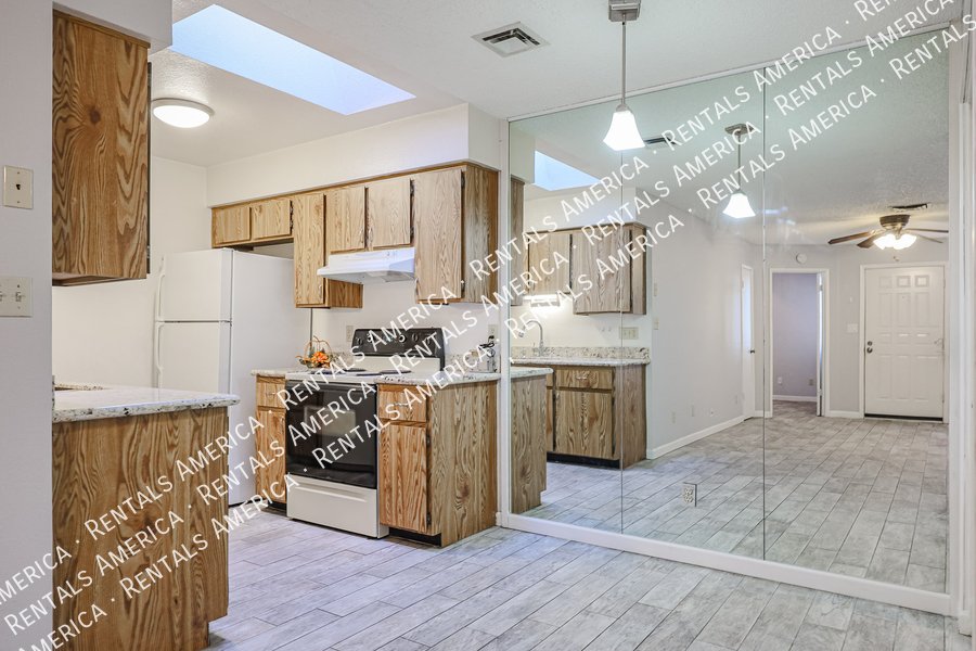 Spacious 2 Bedroom 2 Full Bath condo! GREAT LOCATION! property image