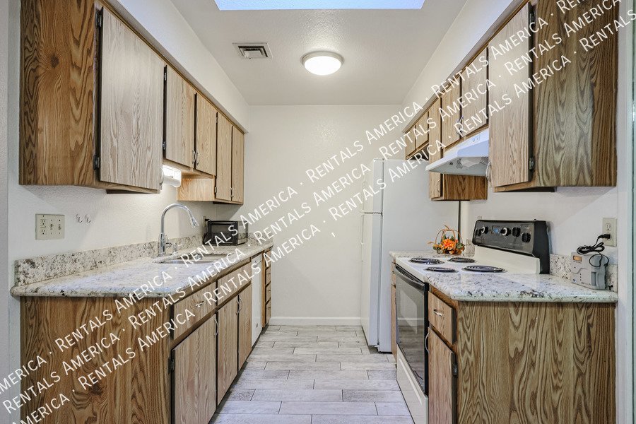 Spacious 2 Bedroom 2 Full Bath condo! GREAT LOCATION! property image
