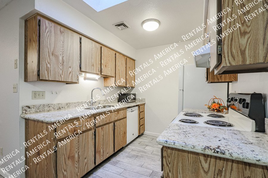 Spacious 2 Bedroom 2 Full Bath condo! GREAT LOCATION! property image