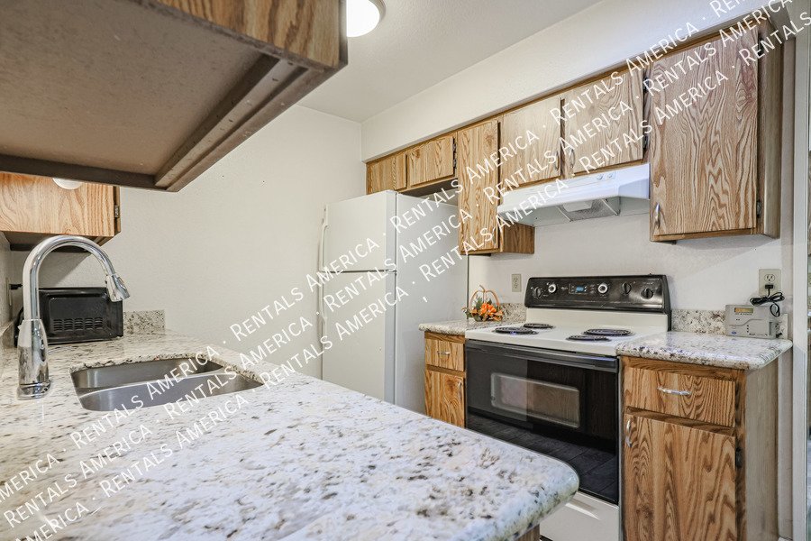 Spacious 2 Bedroom 2 Full Bath condo! GREAT LOCATION! property image