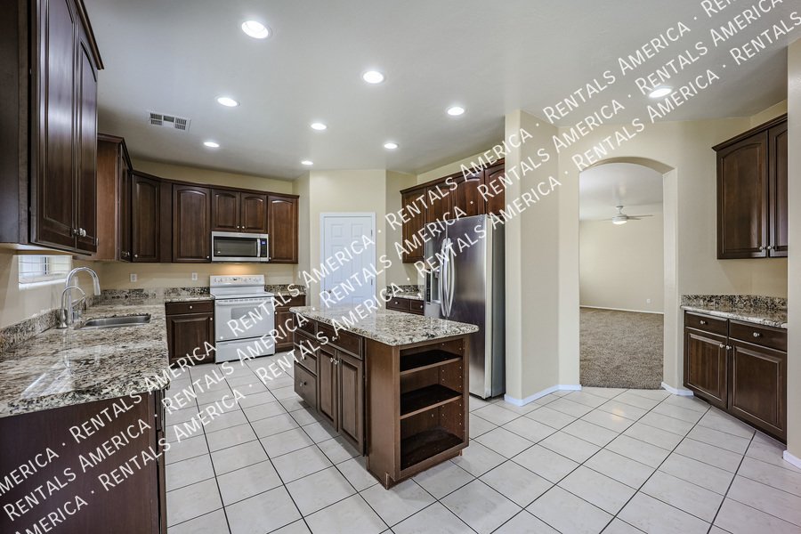 Spacious 5 Bedroom Home in Trailside Point! property image
