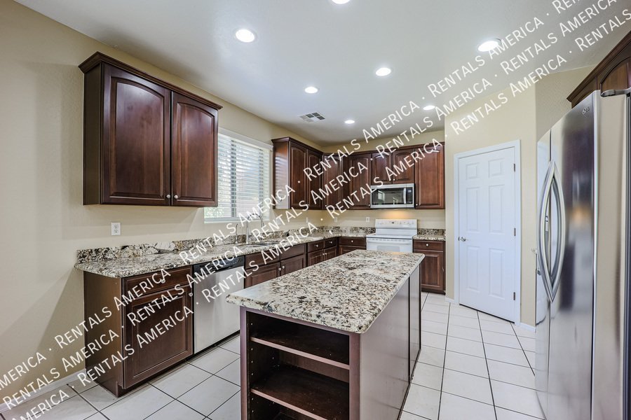 Spacious 5 Bedroom Home in Trailside Point! property image