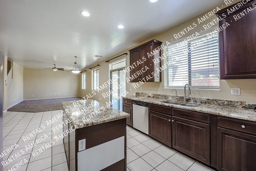 Spacious 5 Bedroom Home in Trailside Point! property image