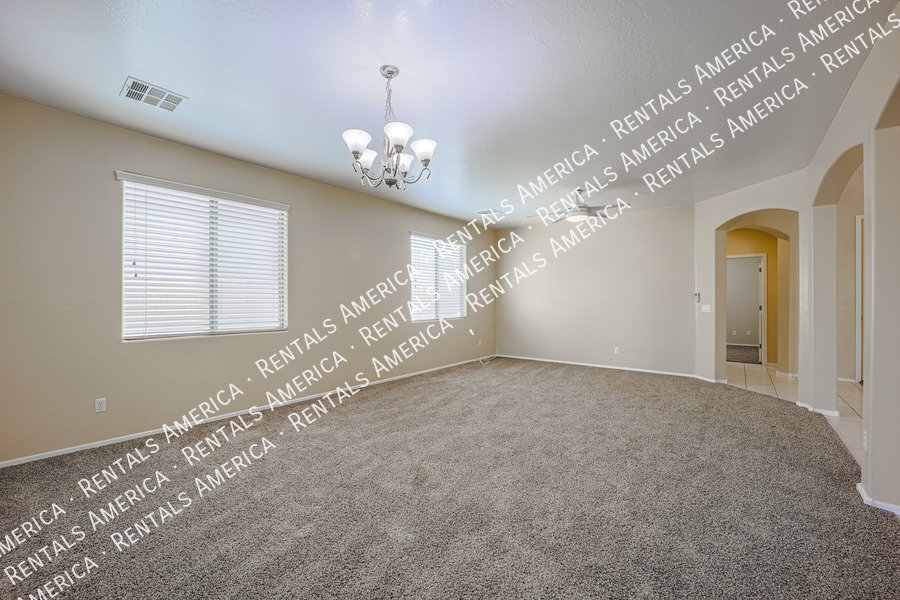 Spacious 5 Bedroom Home in Trailside Point! property image