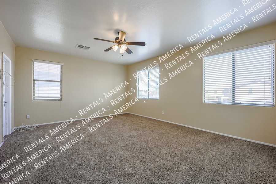 Spacious 5 Bedroom Home in Trailside Point! property image