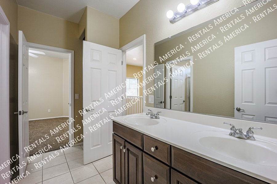Spacious 5 Bedroom Home in Trailside Point! property image