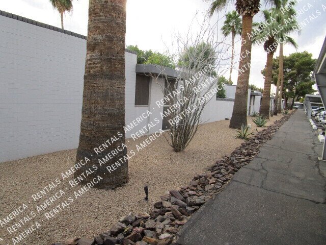 Contemporary 2 Bd / 1 Ba Condo in Arcadia Courtyards property image