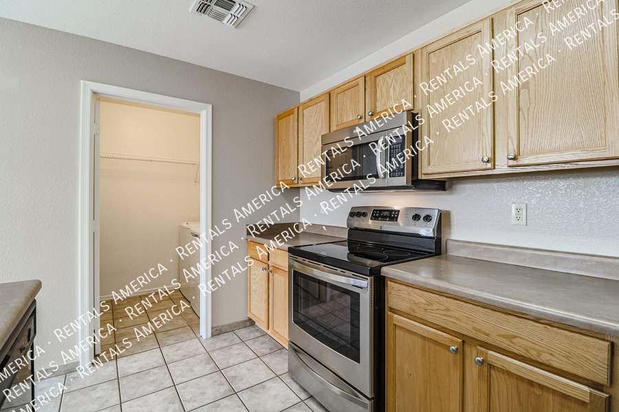 Lovely 3 Bed 2 Bath Home in Stoneridge w/ Comm Pool! property image