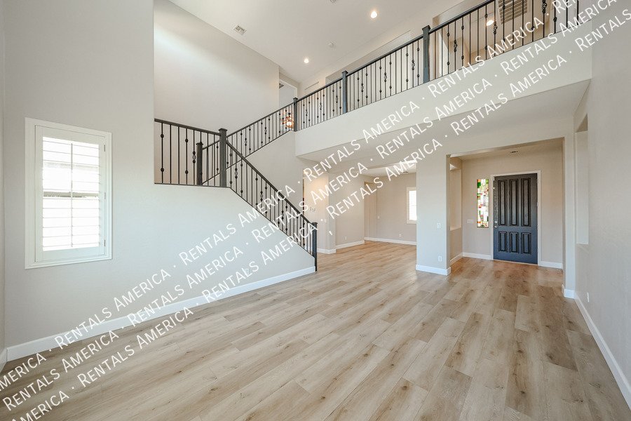 Spacious 5 Bedroom Home with Loft & 3 Car Garage property image