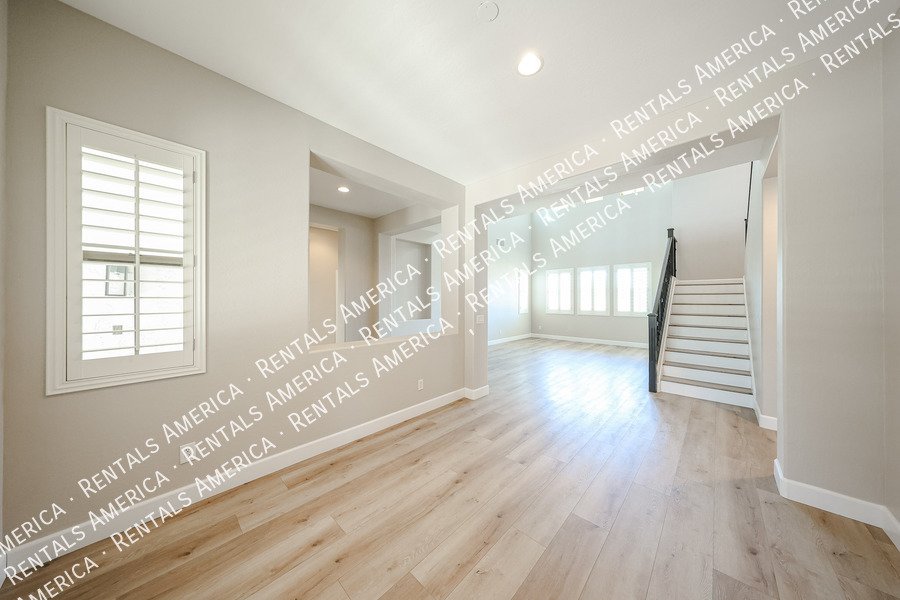 Spacious 5 Bedroom Home with Loft & 3 Car Garage property image
