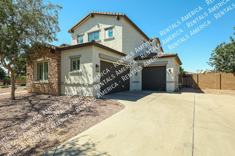 Spacious 5 Bedroom Home with Loft & 3 Car Garage property image