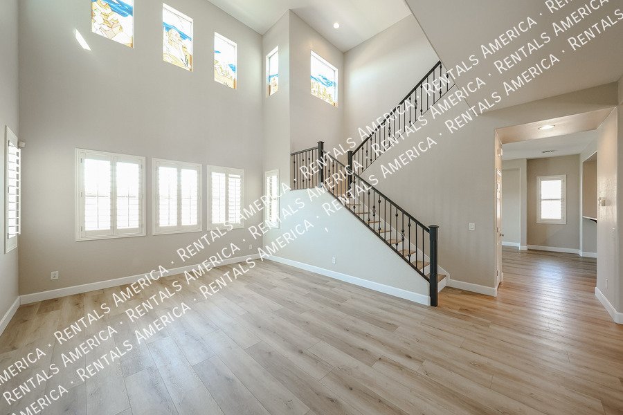 Spacious 5 Bedroom Home with Loft & 3 Car Garage property image