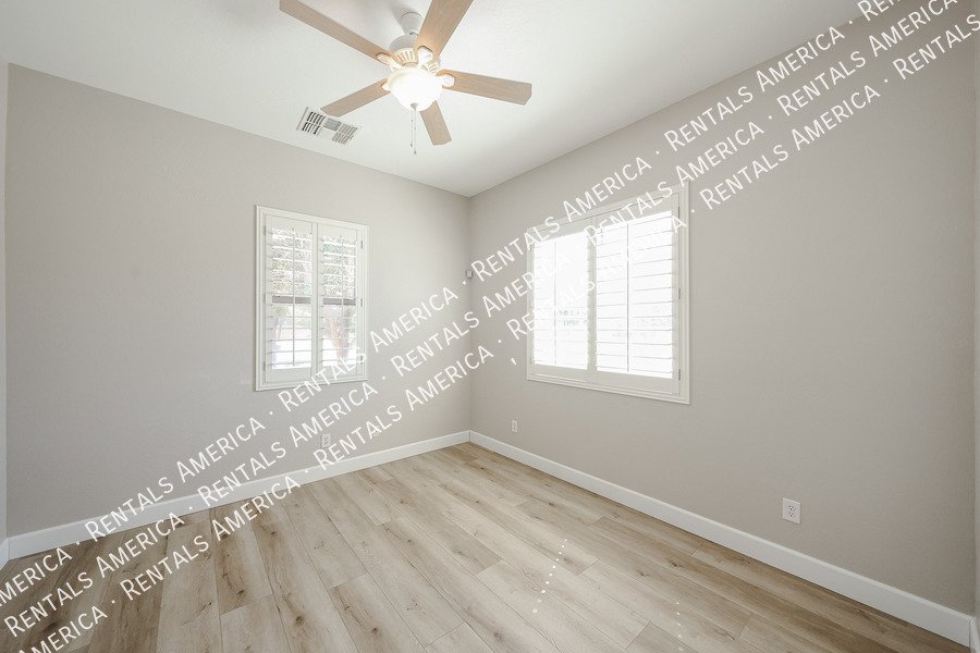 Spacious 5 Bedroom Home with Loft & 3 Car Garage property image
