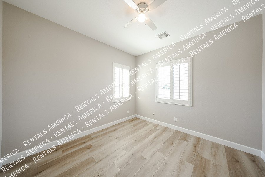 Spacious 5 Bedroom Home with Loft & 3 Car Garage property image
