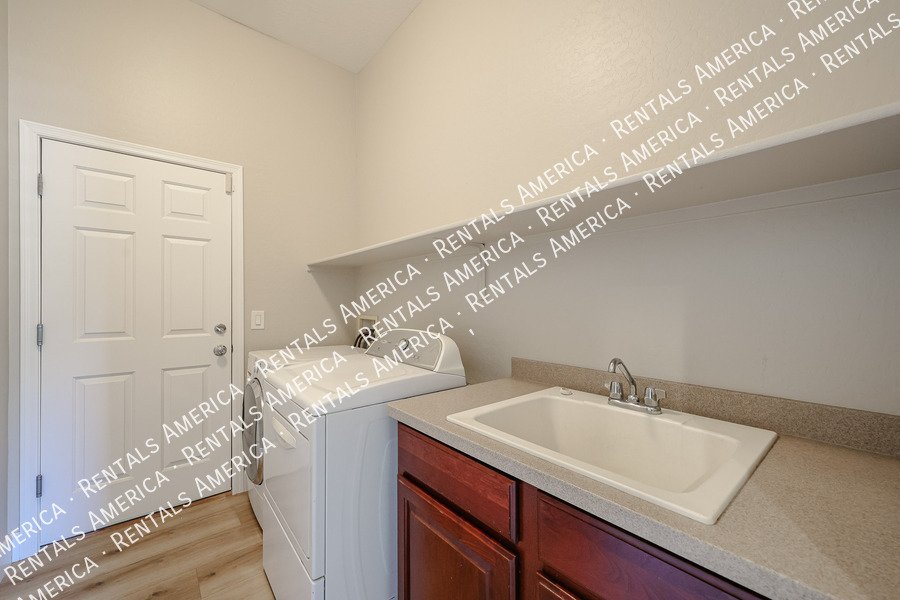 Spacious 5 Bedroom Home with Loft & 3 Car Garage property image