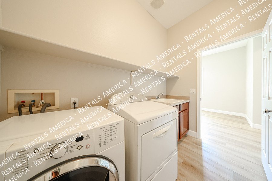 Spacious 5 Bedroom Home with Loft & 3 Car Garage property image