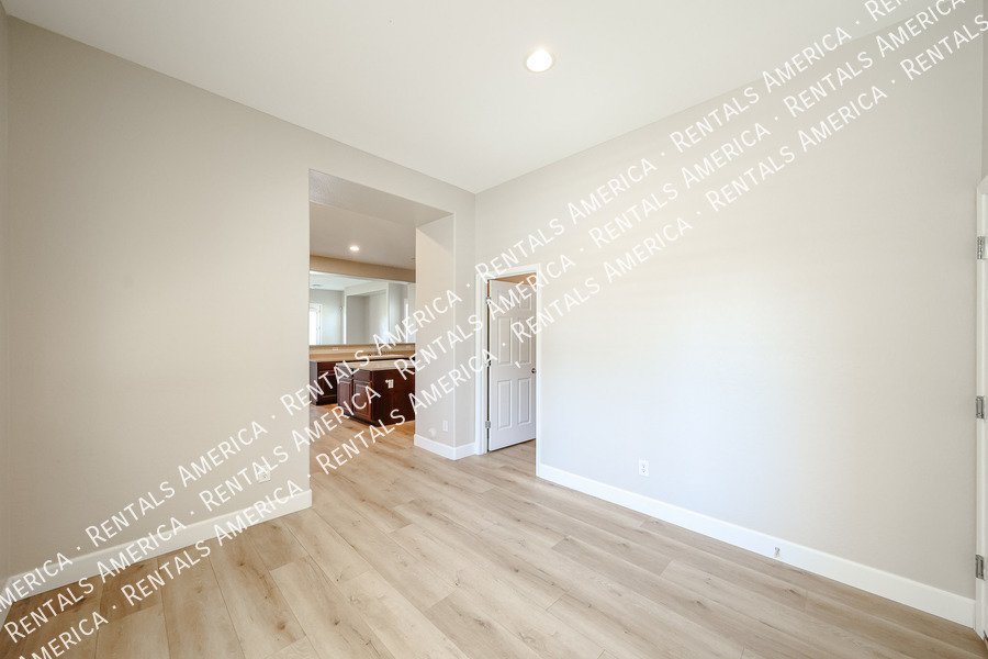 Spacious 5 Bedroom Home with Loft & 3 Car Garage property image