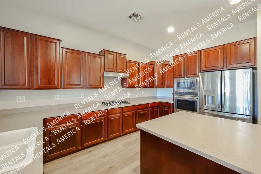 Spacious 5 Bedroom Home with Loft & 3 Car Garage property image