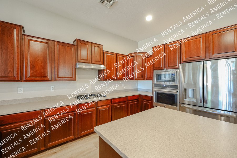 Spacious 5 Bedroom Home with Loft & 3 Car Garage property image