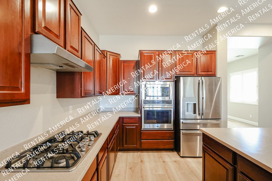 Spacious 5 Bedroom Home with Loft & 3 Car Garage property image