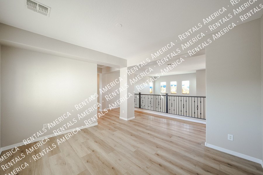Spacious 5 Bedroom Home with Loft & 3 Car Garage property image