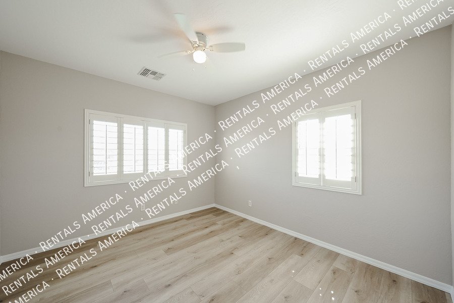 Spacious 5 Bedroom Home with Loft & 3 Car Garage property image