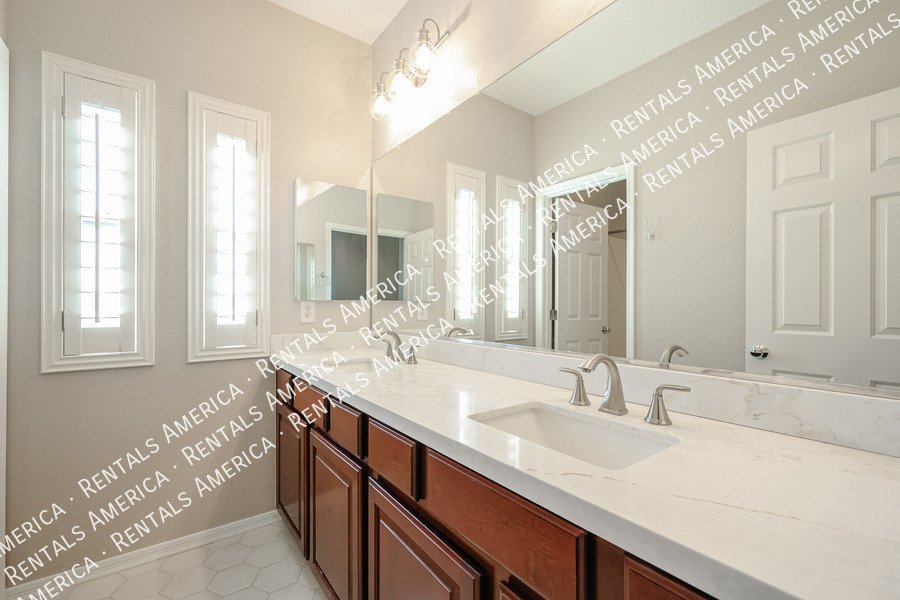 Spacious 5 Bedroom Home with Loft & 3 Car Garage property image