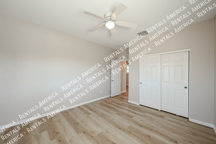 Spacious 5 Bedroom Home with Loft & 3 Car Garage property image