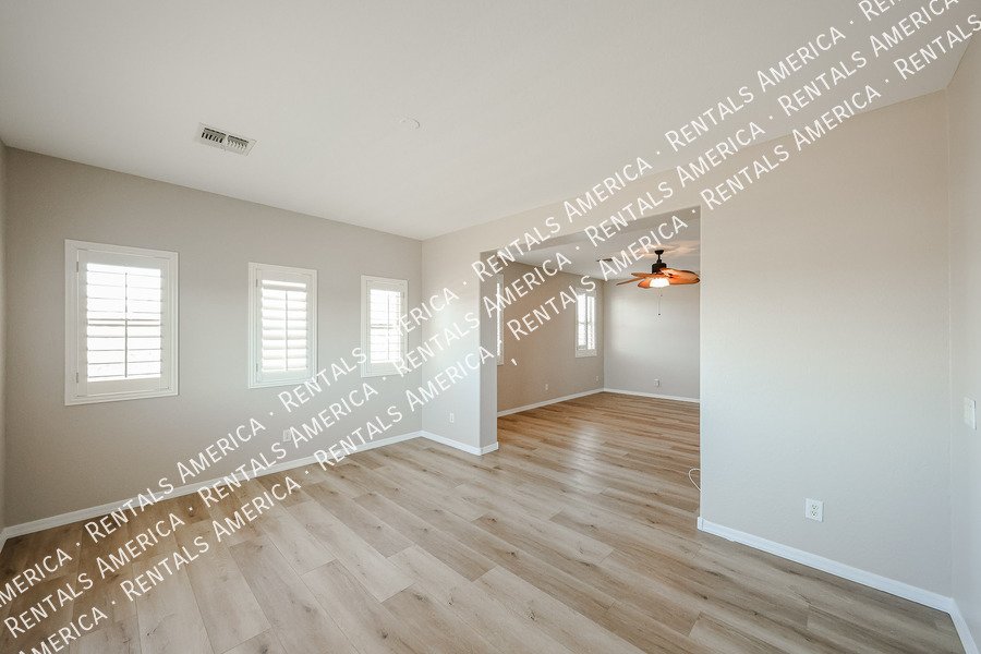 Spacious 5 Bedroom Home with Loft & 3 Car Garage property image