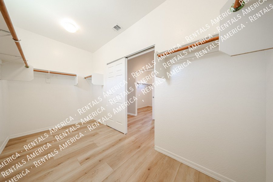 Spacious 5 Bedroom Home with Loft & 3 Car Garage property image