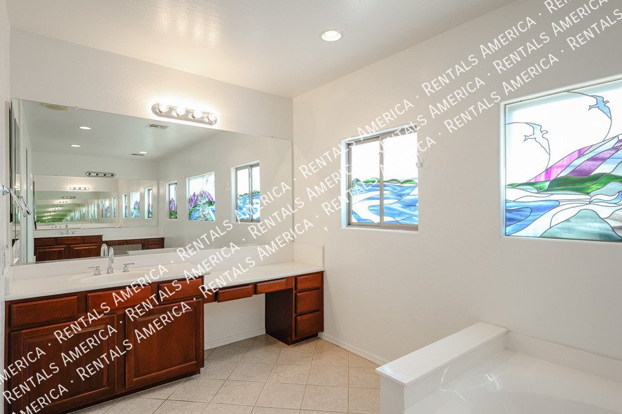 Spacious 5 Bedroom Home with Loft & 3 Car Garage property image