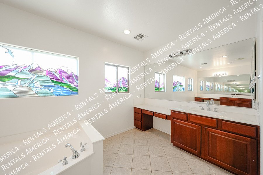 Spacious 5 Bedroom Home with Loft & 3 Car Garage property image