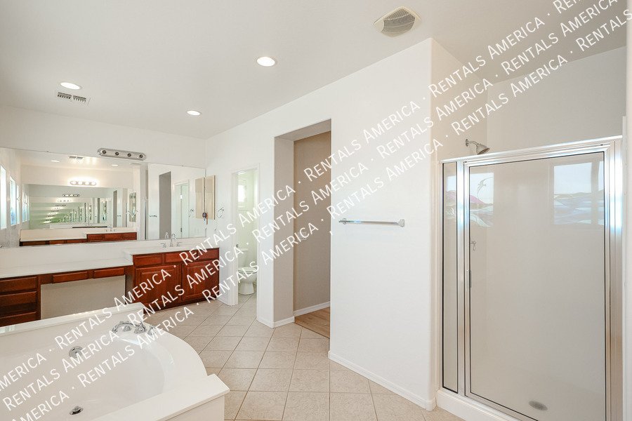 Spacious 5 Bedroom Home with Loft & 3 Car Garage property image