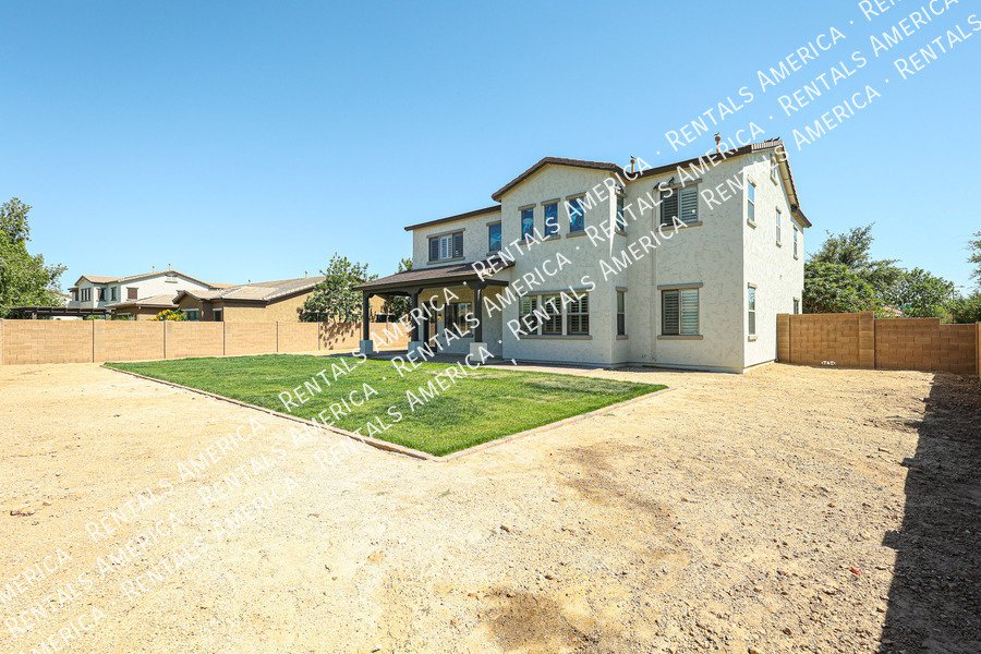 Spacious 5 Bedroom Home with Loft & 3 Car Garage property image