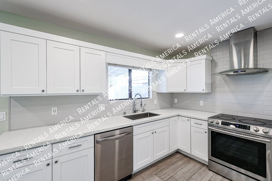 UPDATED 4 BEDROOM IN MOUNTAINGATE property image