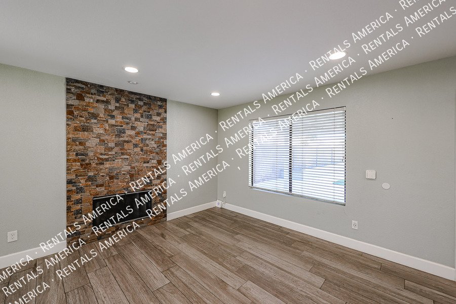 UPDATED 4 BEDROOM IN MOUNTAINGATE property image