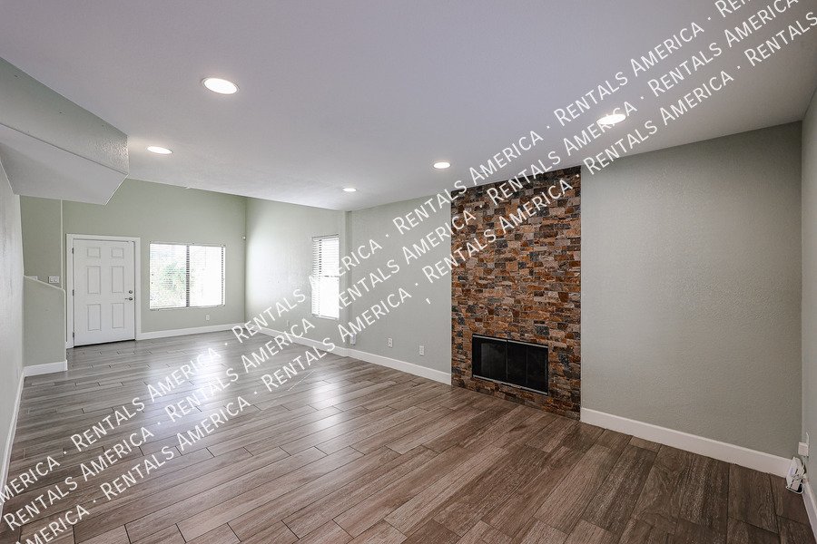 UPDATED 4 BEDROOM IN MOUNTAINGATE property image
