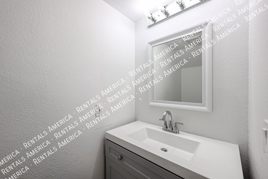 UPDATED 4 BEDROOM IN MOUNTAINGATE property image